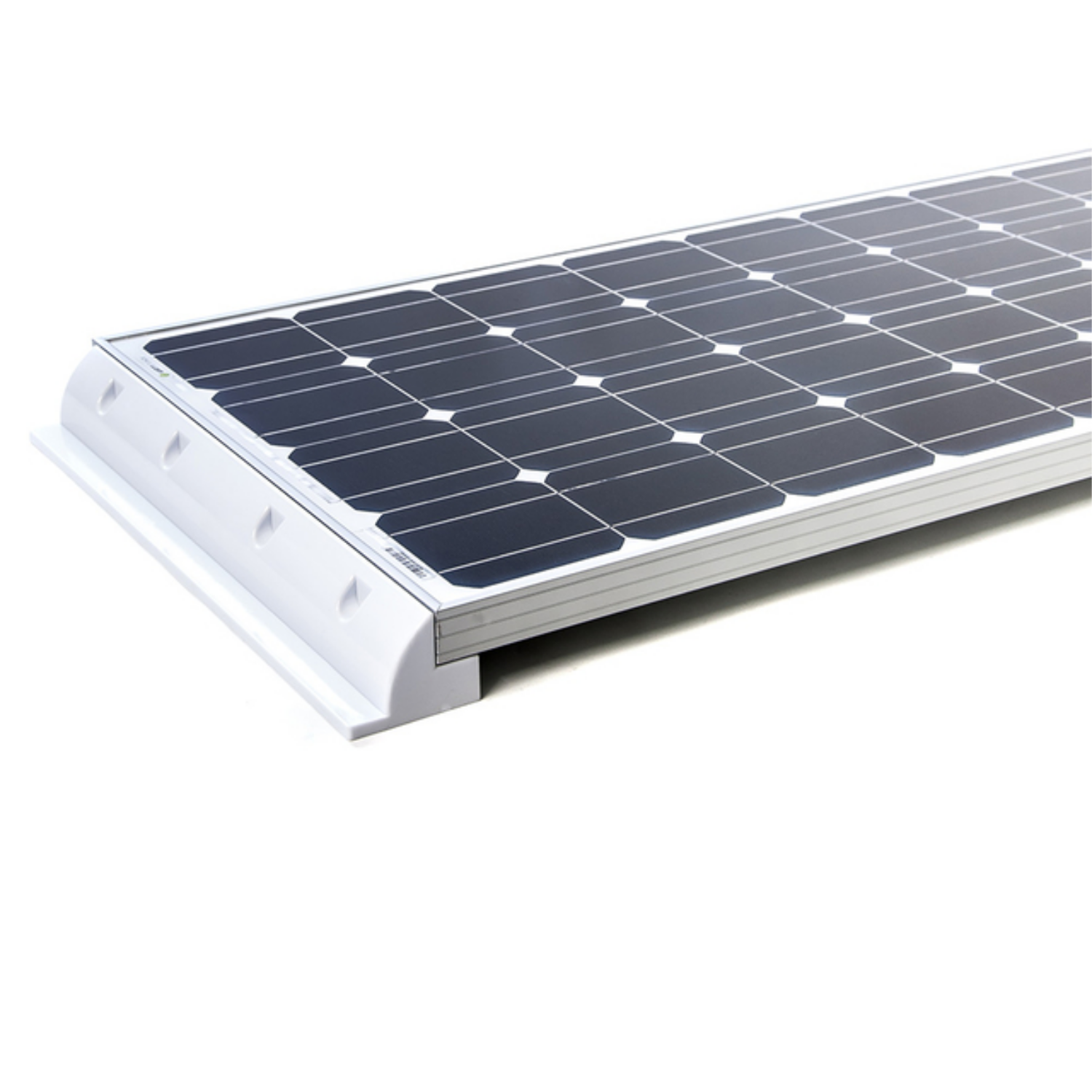 Länglicher weißer Haltespoiler aus ABS, 680 mm, an einem Solarmodul. Das Modul mit dunklen Gitterzellen ist auf dem Spoiler montiert und leicht erhöht für bessere Belüftung und geringeren Windwiderstand.