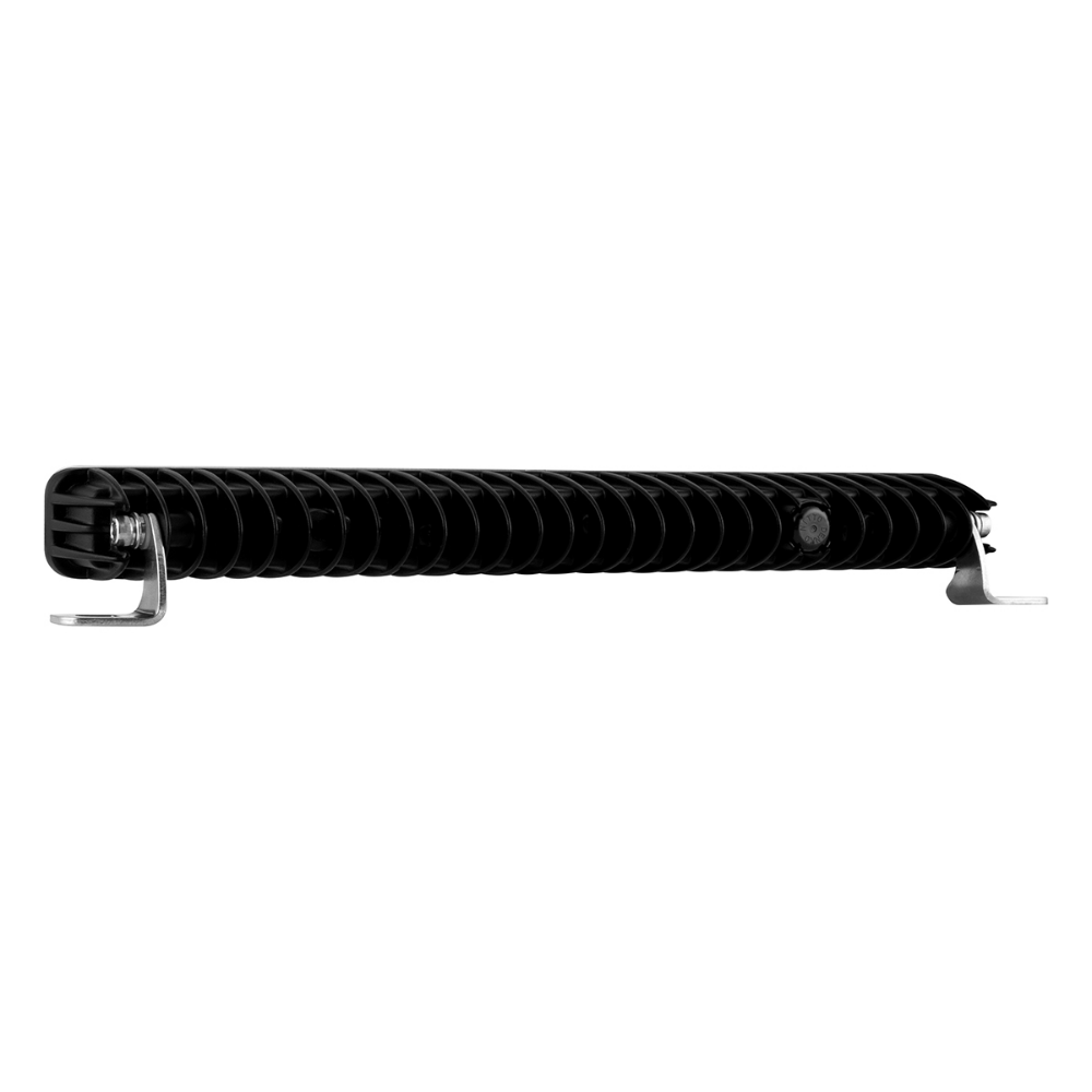 Schwarze, schlanke Osram LEDriving SX-300-SP Lightbar von der Seite. Pulverbeschichtetes Alugehäuse mit gerippter Wärmerippen-Struktur. Robuste Edelstahl-Montagebügel an beiden Enden. Flacher Aufbau: 50 mm. IP67.