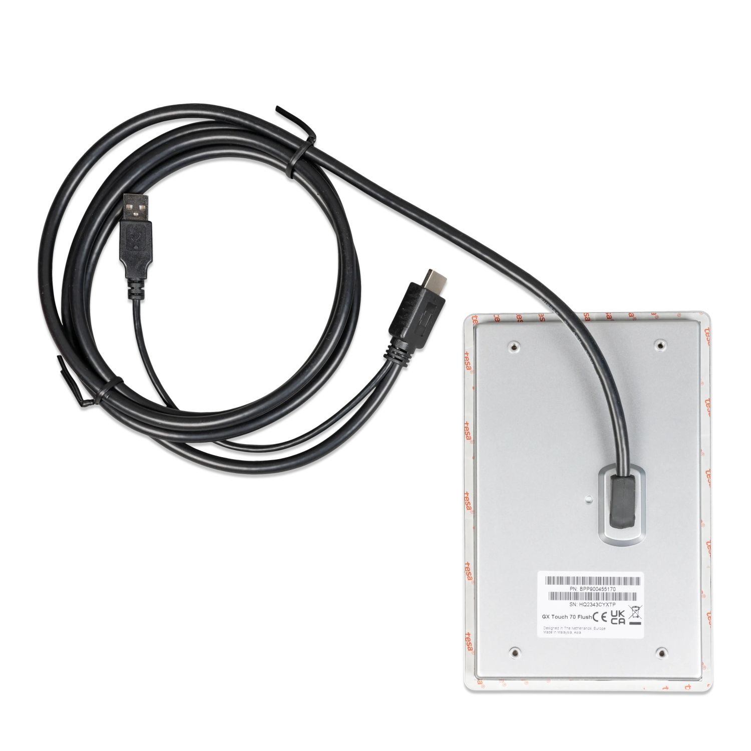 Rückseite des Victron Energy GX Touch 70 Flush Displays: silberne Platte, angeschlossenes schwarzes USB-Kabel mit USB-A-Stecker. Modell-Etikett und 4 Schraublöcher sichtbar. Für bündige Montage, nur ca. 3 mm Überstand, ideal für Cerbo GX.