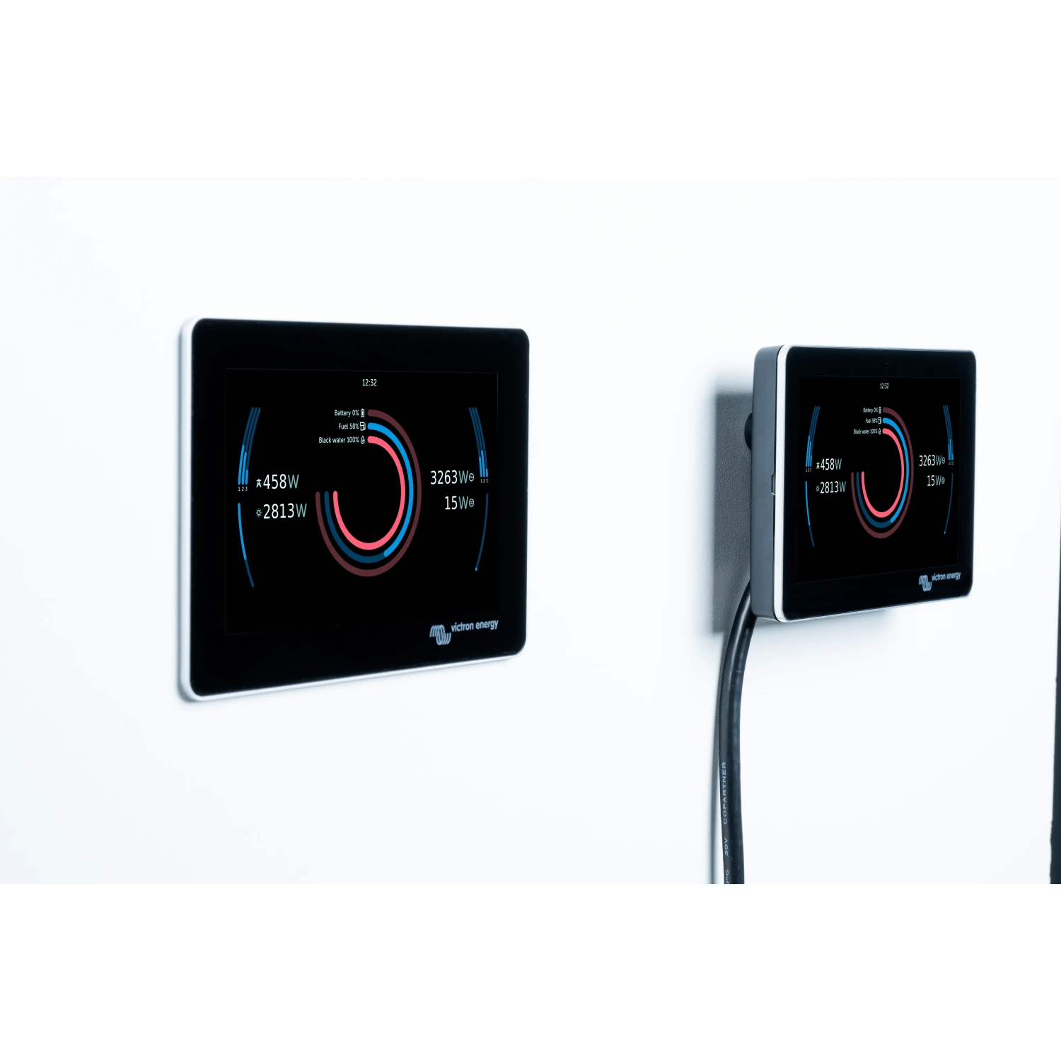 Zwei schwarze, rechteckige Victron Energy GX Touch-Displays, bündig auf einer weißen Wand montiert. Sie zeigen System- und Leistungsdaten wie Batterieladung, Füllstände sowie Energieflusswerte in Watt mit Richtungspfeilen. Schlankes Design.