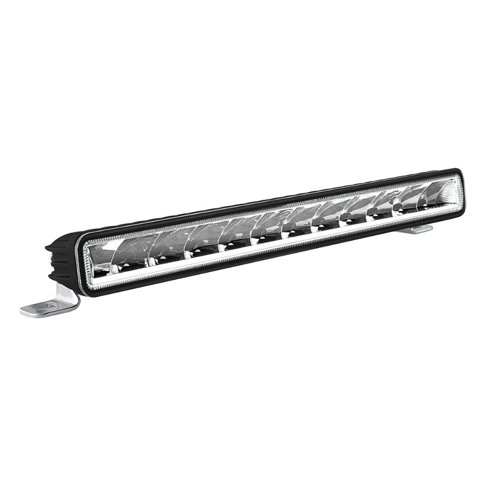 Schwarze, längliche Osram LED Lightbar SX-300-SP mit klarer, kratzfester Polycarbonat-Scheibe, die zwölf einzelne Hochleistungs-LED-Module zeigt. Zwei robuste Montagebügel aus Edelstahl. Pulverbeschichtetes Alu-Gehäuse, IP67 wasserdicht.