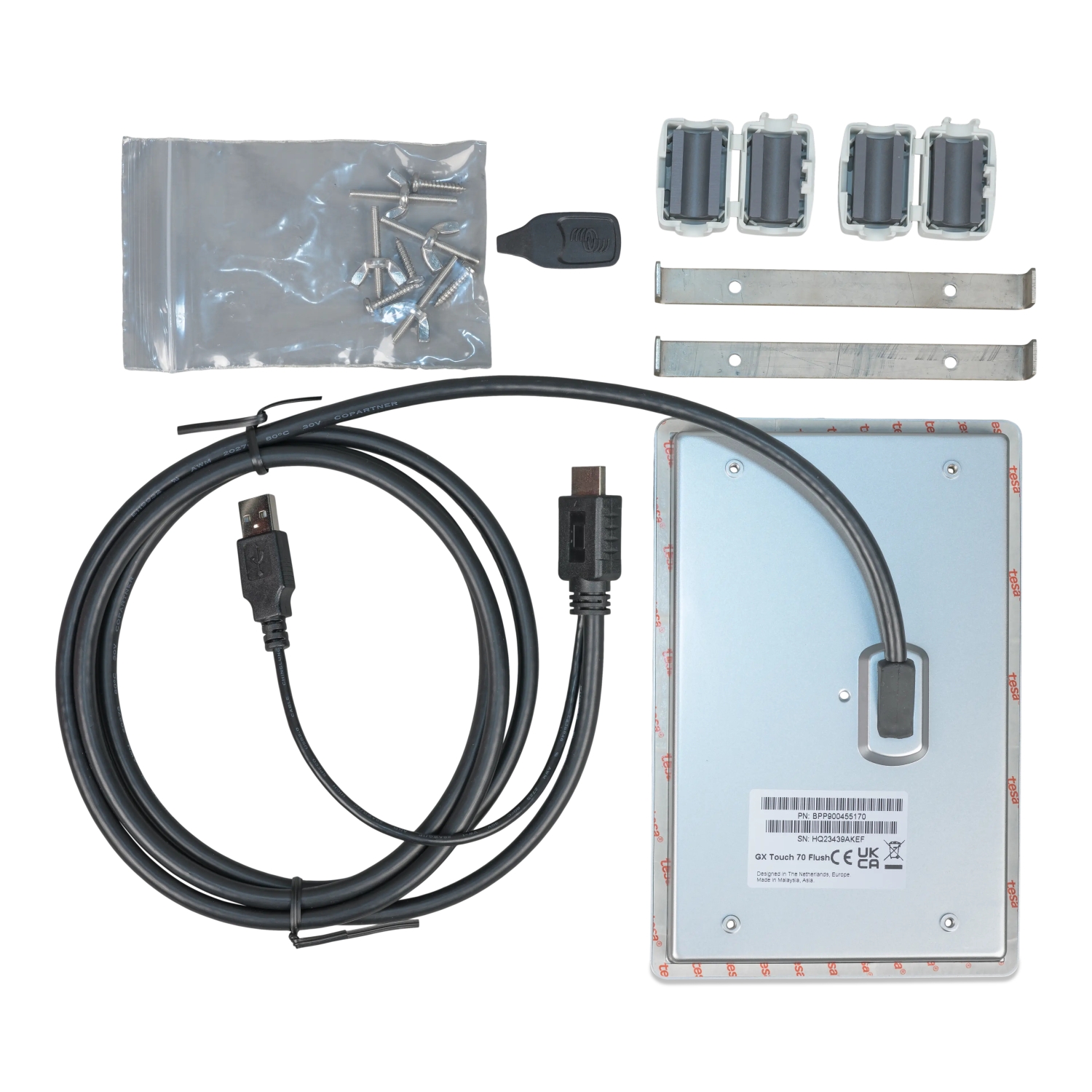 Lieferumfang Victron Energy GX Touch 70 Flush-Mount: flaches Touchscreen-Display (Rückseite), USB-Kabel, Montageschrauben, 2 Metallhalterungen und 4 Kunststoff-Befestigungsklemmen zur bündigen Armaturenbrett-Installation.